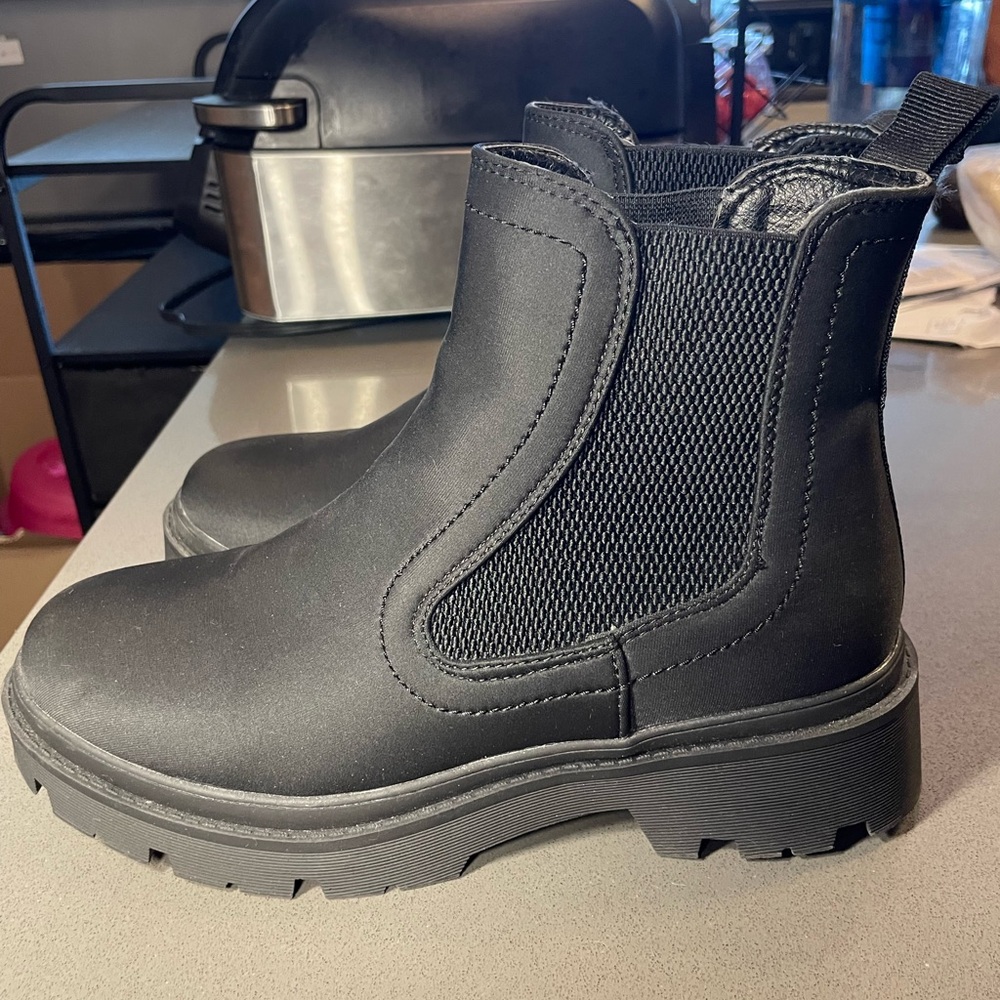 Women’s New Chelsea Boot (Worn once/Size 8)